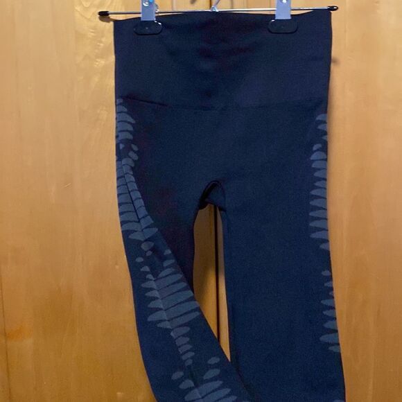 Spanx legging. Womens size medium. Black with gray Aztec type design.NWOT! - Picture 3 of 4